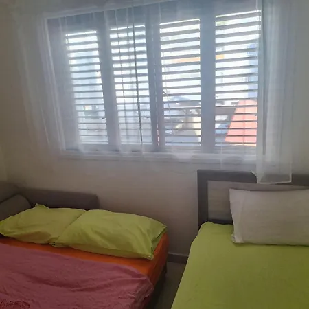 Easy 2 Bedroom Apartment, Makenzi