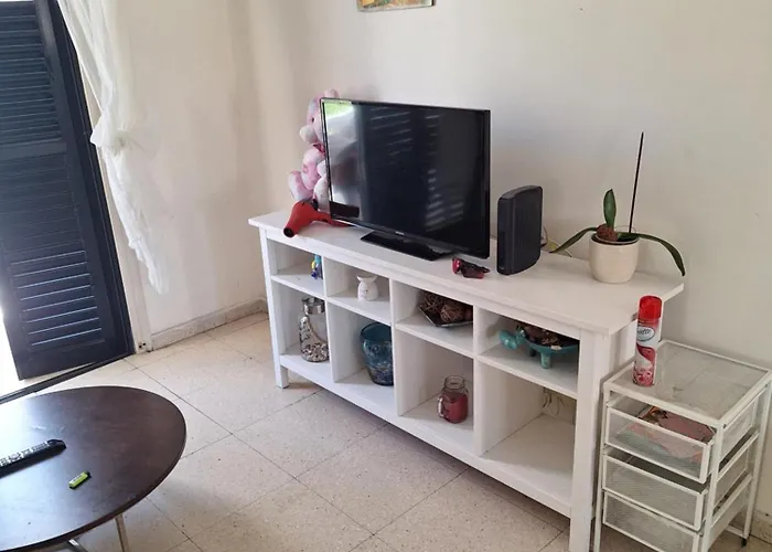 Easy 2 Bedroom Apartment, Makenzi