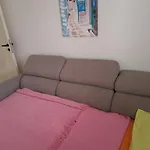 Easy 2 Bedroom Apartment, Makenzi