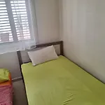 Easy 2 Bedroom Apartment, Makenzi *