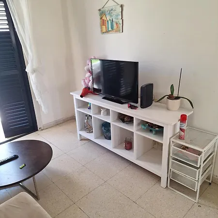 Easy 2 Bedroom Apartment, Makenzi
