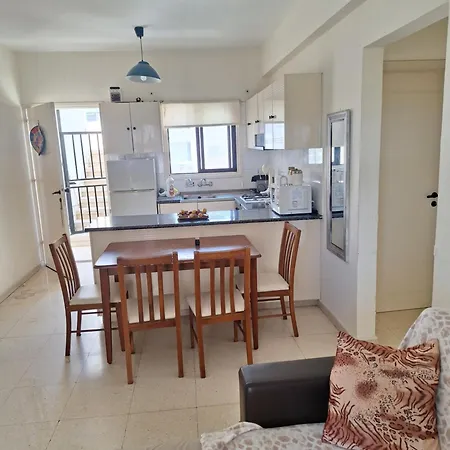 Easy 2 Bedroom Apartment, Makenzi *