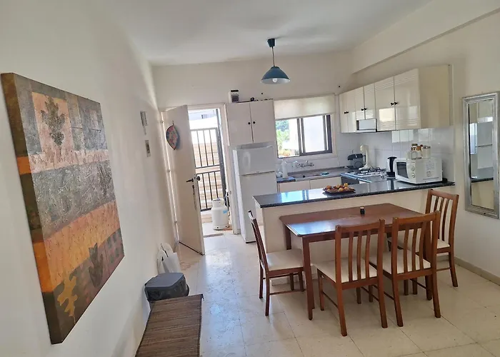 Easy 2 Bedroom Apartment, Makenzi