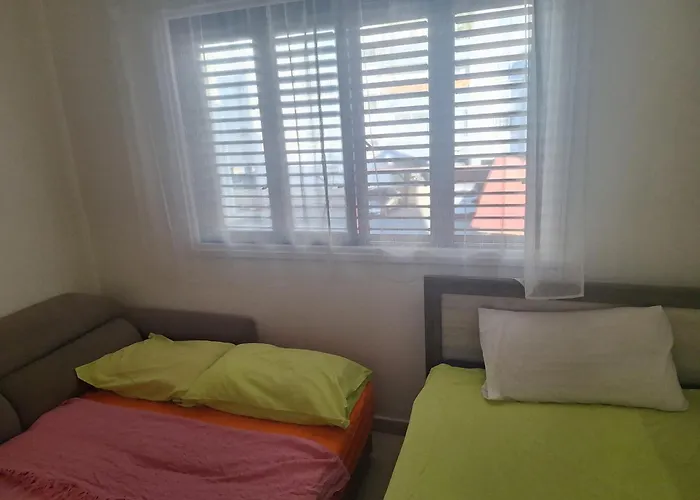 Easy 2 Bedroom Apartment, Makenzi