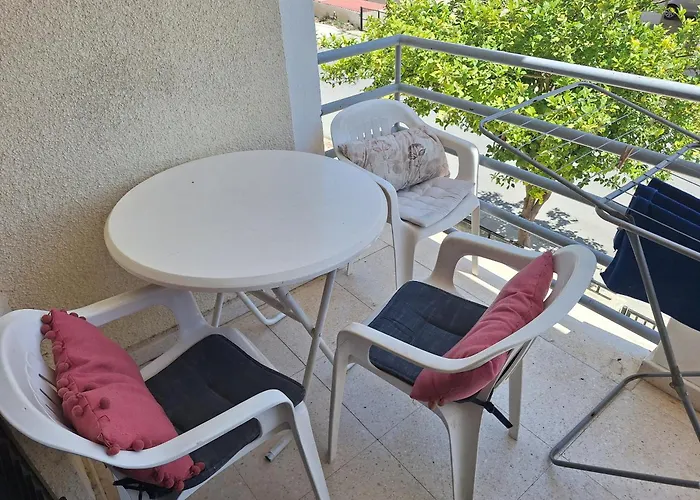 Easy 2 Bedroom Apartment, Makenzi *