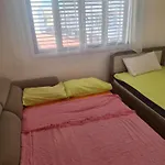 Easy 2 Bedroom Apartment, Makenzi *