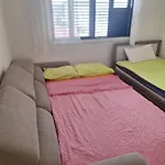 Easy 2 Bedroom Apartment, Makenzi *