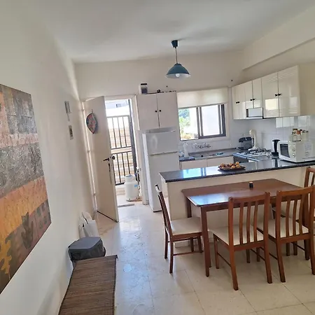 Easy 2 Bedroom Apartment, Makenzi