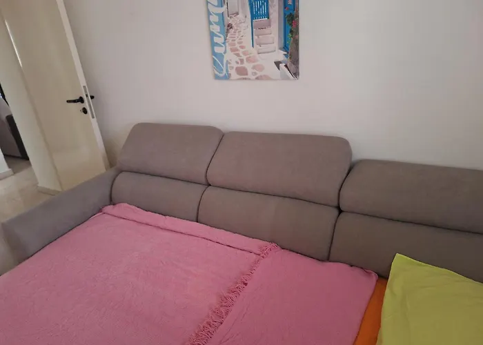 Easy 2 Bedroom Apartment, Makenzi